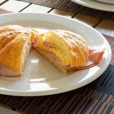 BREAKFAST CROISSANT SANDWICH