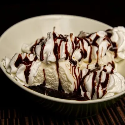 GHIRADELLI BROWNIE SUNDAE